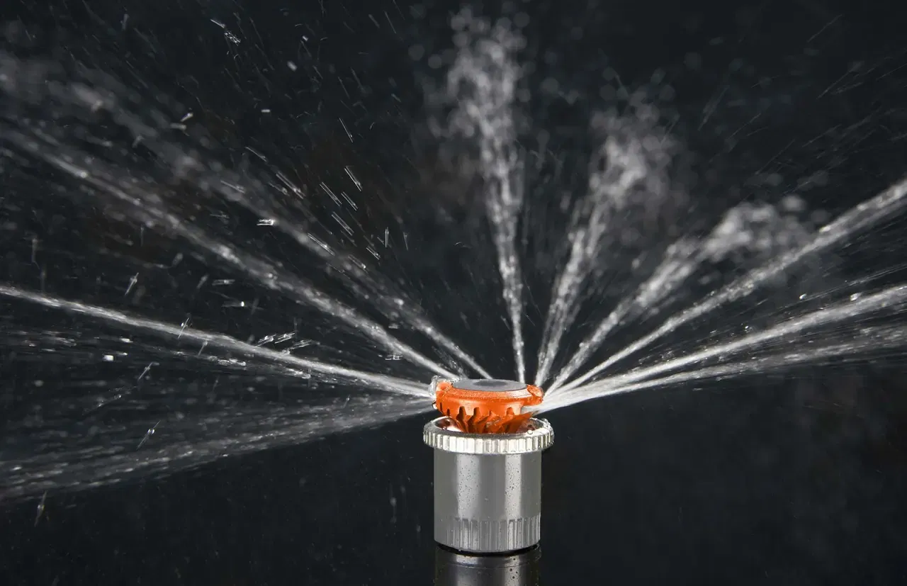 Präzision bis ins Detail für eine nachhaltige Wassernutzung Detailaufnahme eines modernen Regnerkopfs zur Demonstration der zielgenauen Wasserverteilung