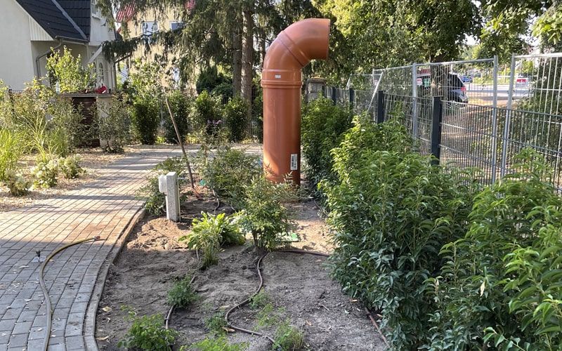 Bewässerungsanlage mit Sprühregnern und Tropfrohren für Rasen- und Beetflächen eines Hospizes in Berlin