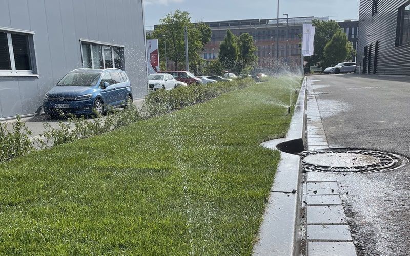 Bewässerungsanlage mit Sprühregnern und Tropfschlauch für Rasen- und Beetflächen am Porsche Zentrum in Mainz