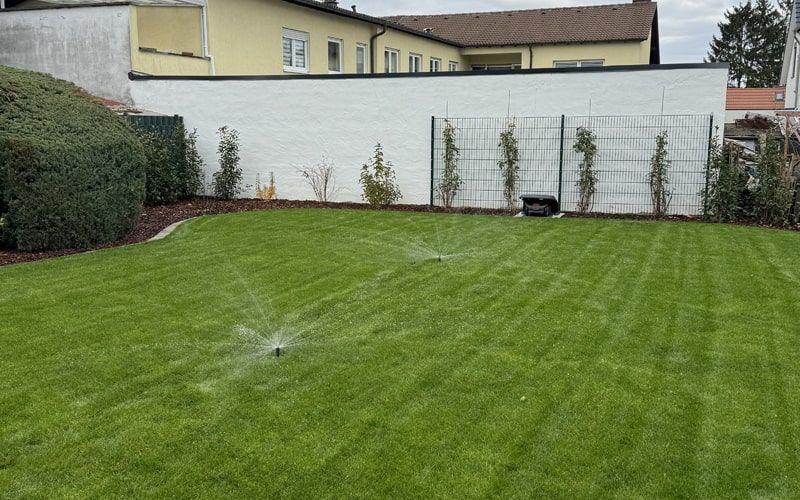 Automatische Bewässerungsanlage für Rasen- und Beetflächen in einem Hausgarten in Mannheim