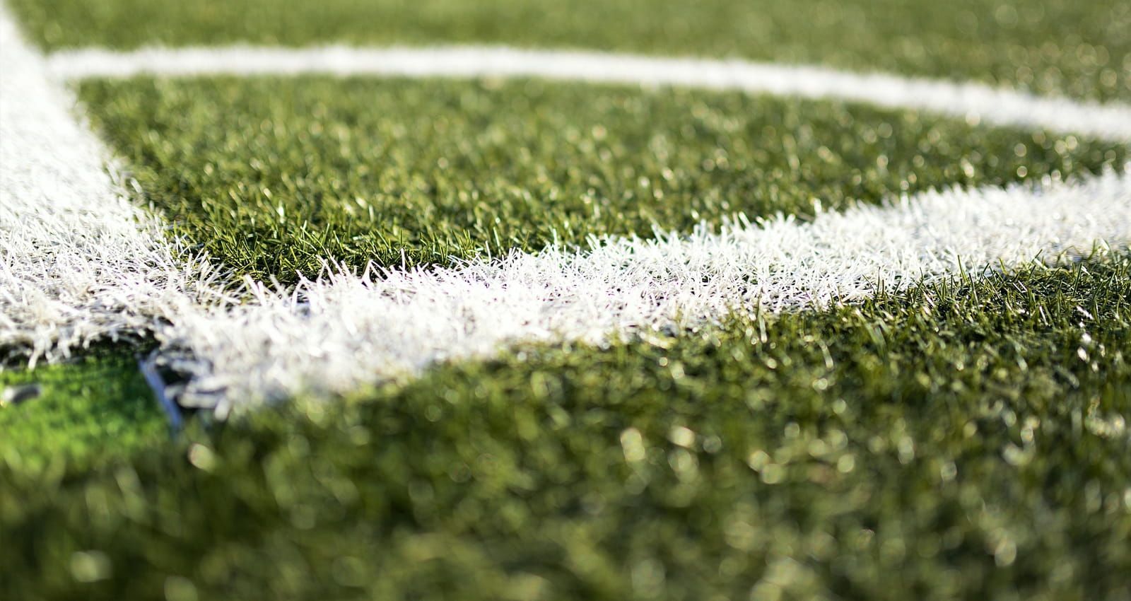 Hochleistungsbewässerung für moderne Sportanlagen und Profi-Sportplätze Hochleistungsbewässerung für moderne Sportanlagen – gleichmäßig bewässerter Profi-Sportplatz mit leistungsfähigem Rasensystem