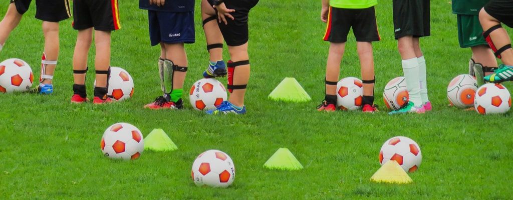 Professionelle-Sportplatzbewässerung-Getrieberegner Automatisierte Bewässerung eines Sportplatzes durch leistungsstarke Regner für eine gleichmäßige Wasserverteilung und optimale Rasenpflege.