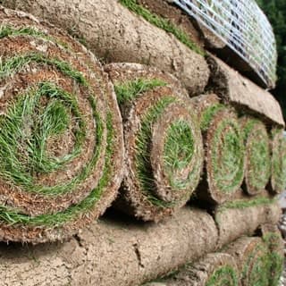 Gestapelter Rollrasen vor der Verlegung als Grundlage für eine optimal geplante Bewässerungsanlage