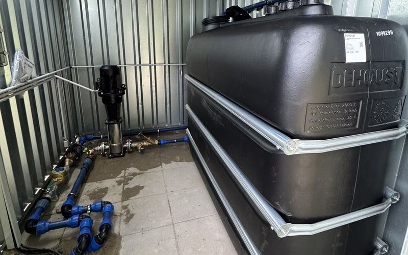 Sportplatz mit installierter Beregnungsanlage und Perrot Triton Regnern sowie Trinkwassertrennstation in Gießen