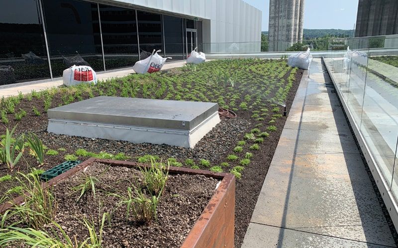 Bewässerungsanlage für Beet- und Hochbeetflächen auf der Dachterrasse von Möbel Martin in Saarbrücken