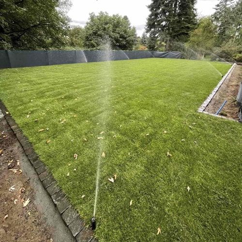 getrieberegner-sportplatz-bewaesserung Großflächige Rasenbewässerung durch leistungsstarke Getrieberegner für Sportplätze und große Gärten