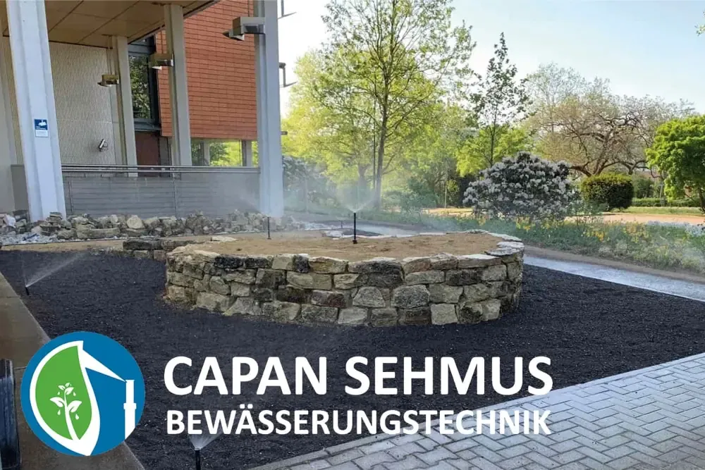 Vollautomatisches Bewässerungsanlagen Projekt einer Rasenfläche mit Versenkregnern in einem anspruchsvoll gestalteten Garten