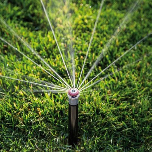 regnerkopf-spruehbild-nahaufnahme Detailaufnahme eines Regnerkopfes mit gleichmäßigem Sprühbild zur Vermeidung von Trockenzonen