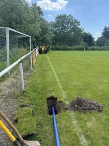 Rohreinzugsverfahren mittels Vermeer Vibrationspflug Sportplatzbewässerung