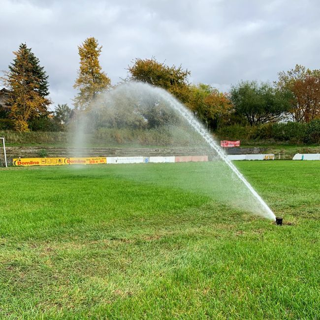 sportplatzberegnung-baden-wuerttemberg Eine Sportplatzberegnung die den Fussballplatz in Baden-Württemberg beregnet