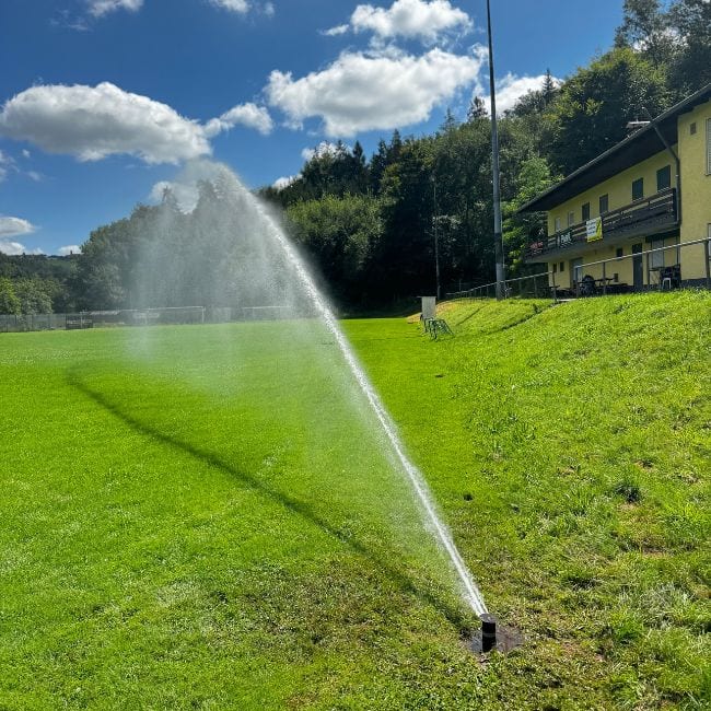 Eine Sportplatzberegnung die den Fussballplatz in Kaiserslautern beregnet