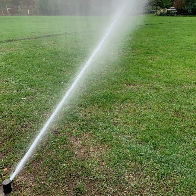 Eine Sportplatzberegnung die den Fussballplatz in Mannheim beregnet