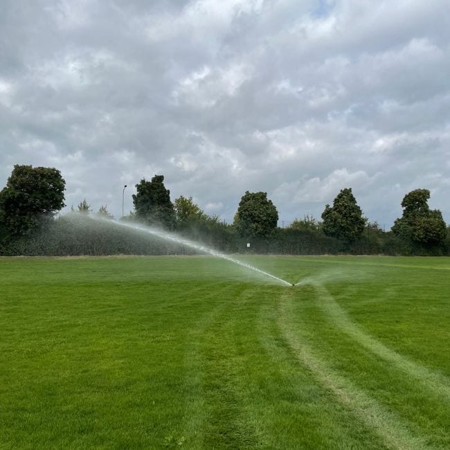 Eine Sportplatzberegnung die den Fussballplatz in Saarbrücken beregnet