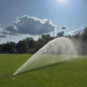 Eine Sportplatzberegnung die den Fussballplatz in Stuttgart beregnet