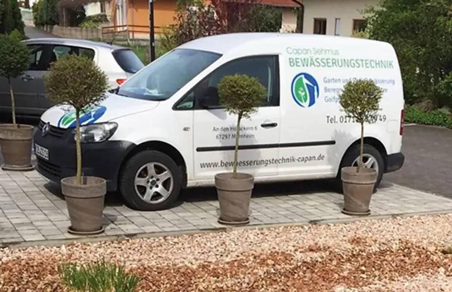 Einsatzfahrzeug von Capan Sehmus Bewässerungstechnik vor einer Kundenanlage