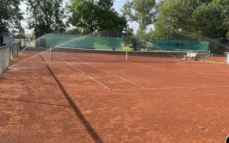 Erneuerte Bewässerungsanlage mit Rain Bird Regnern auf einem Tennisplatz in Badenheim