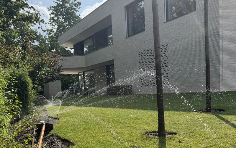 Bewässerungsanlage für Rasen- und Beetflächen mit Zisternenpumpe in einem Hausgarten in Saarbrücken