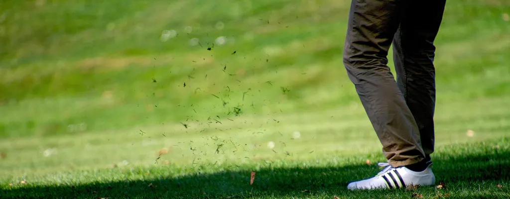 Mechanische Belastung der Grasnarbe auf dem Fairway zur Verdeutlichung der notwendigen Rasenregeneration durch professionelle Golfplatzbewässerung