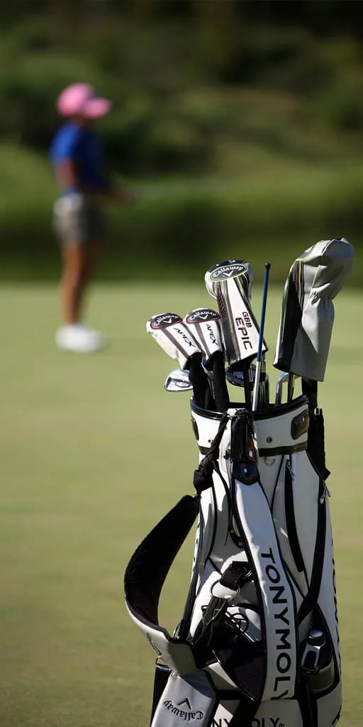 Aktiver Spielbetrieb auf einer durch moderne Golfplatzbewässerung gepflegten Anlage mit Fokus auf homogene Bodenfeuchte