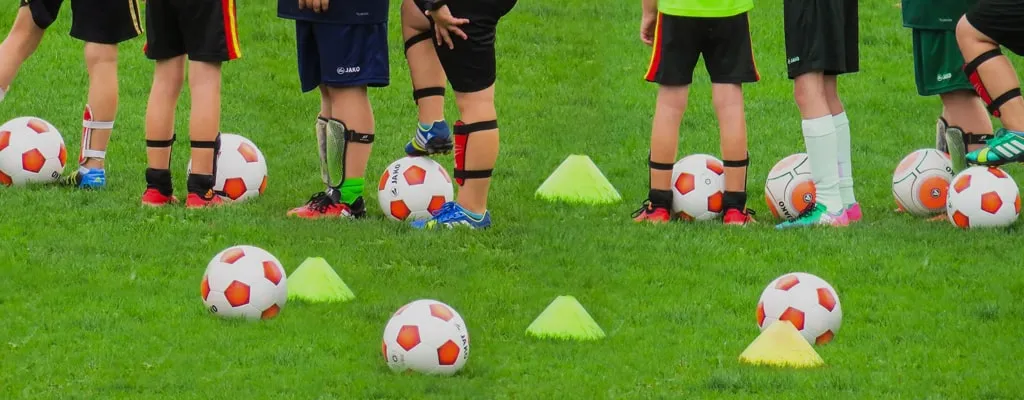 Automatisierte Bewässerung eines Sportplatzes durch leistungsstarke Regner für eine gleichmäßige Wasserverteilung und optimale Rasenpflege.