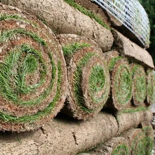 Gestapelter Rollrasen vor der Verlegung als Grundlage für eine optimal geplante Bewässerungsanlage