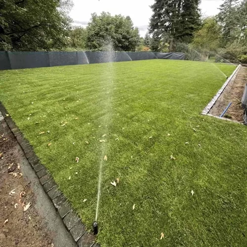 Großflächige Rasenbewässerung durch leistungsstarke Getrieberegner für Sportplätze und große Gärten