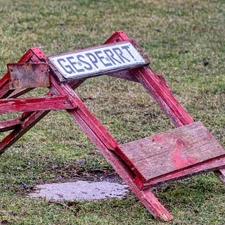 Gesperrter Rasenplatz mit Absperrung aufgrund eingeschränkter Platznutzung