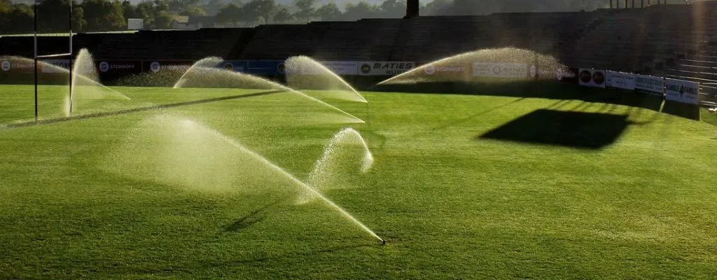 Fussballplatz Beregnungsanlage in einem Stadion während der Halbzeit