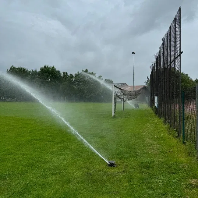 Eine Sportplatzberegnung die den Fussballplatz in Mainz beregnet