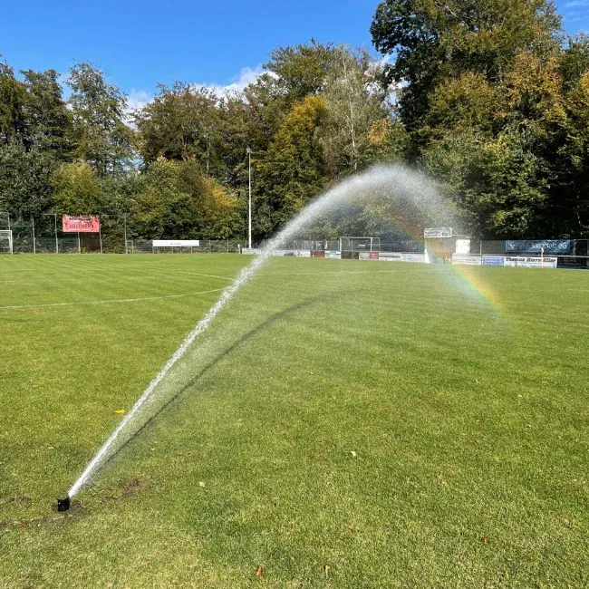 Eine Sportplatzberegnung die den Fussballplatz im Saarland beregnet