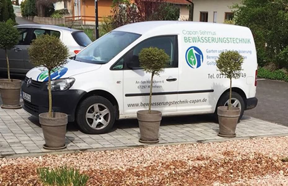 Einsatzfahrzeug von Capan Sehmus Bewässerungstechnik vor einer Kundenanlage